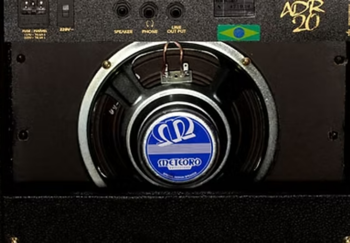 Entrada Auxiliar, Saída de Fones e Reverb