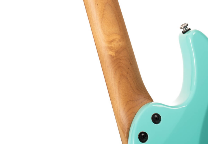 Braço Roasted Maple e Ponte 6-Point Tremolo